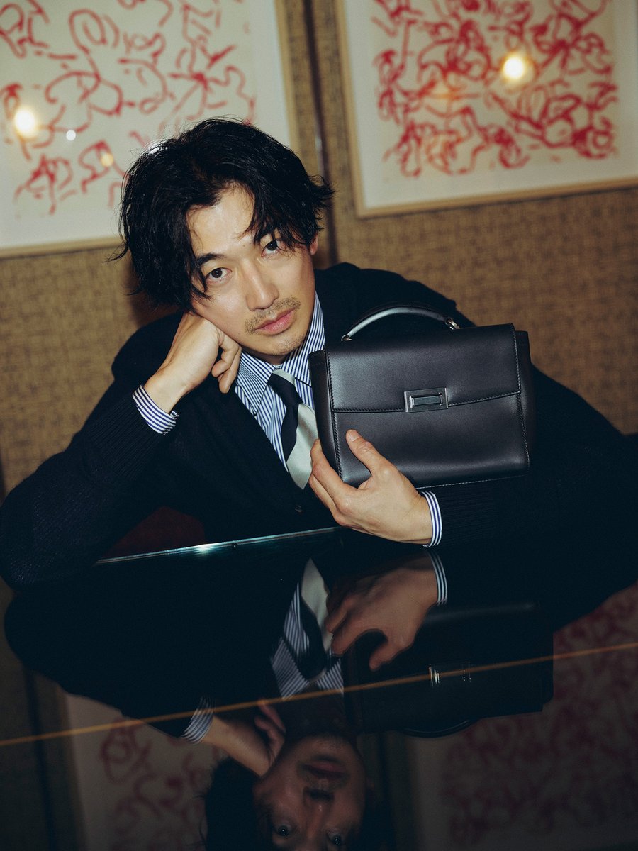 GQJAPAN's tweet photo. 永山瑛太が英国のダンディズムを表現。ダンヒルのレザーコレクション。
https://t.co/ftBeWnlvQx

#PR https://t.co/F76ehbKB7r