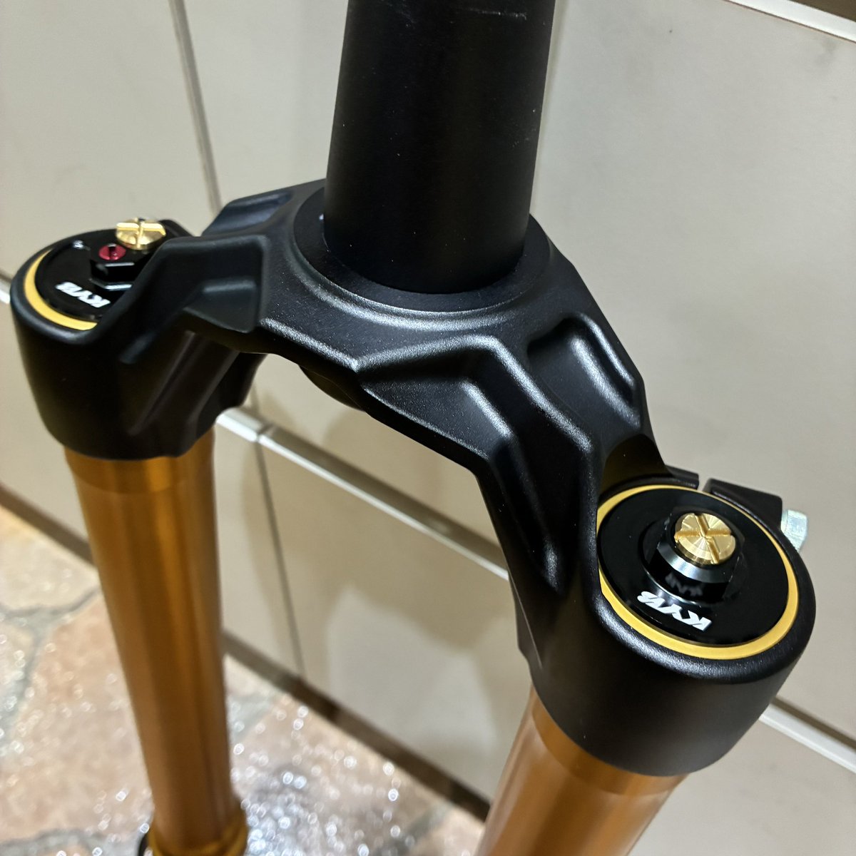 astbikes's tweet image. お待たせ致しました#kyb 倒立#サスペンション #astbikes にも入荷‼️#eバイク に取り付け楽しみですね😍#マウンテンバイク 最高❤️お取り寄せ致します🙇