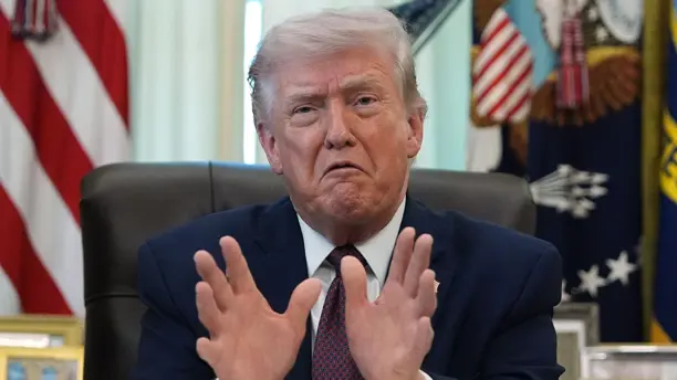 msn.com/de-de
Trumps Rede zu Iran: Der Supervulkan speit wieder
„Besorgt euch euer Öl selbst!“, was man nur als Ankündigung verstehen kann, sich nicht mehr für das von Trump angerichtete Schlamassel, das zur Blockade der Straße von Hormus führte, zuständig zu fühlen.