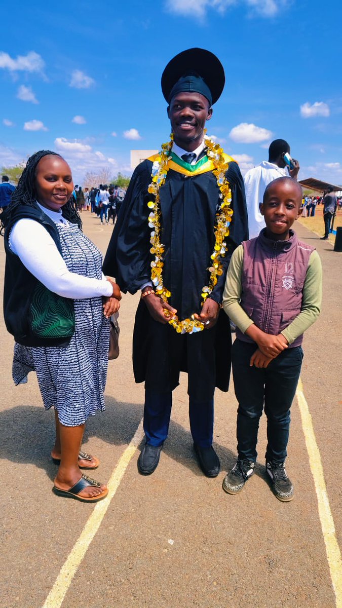 sneak_011's tweet photo. When i was in my 4th year campus is when I saw bad things. But beat the odds na siku ya graduation ikakaribia. All my familly members promised and arranged to show up but guess what hiyo siku waliingia mitini. A colleague mwenye tulikua tunafunza na yeye showed up and i was happy https://t.co/820EVE4ZCm