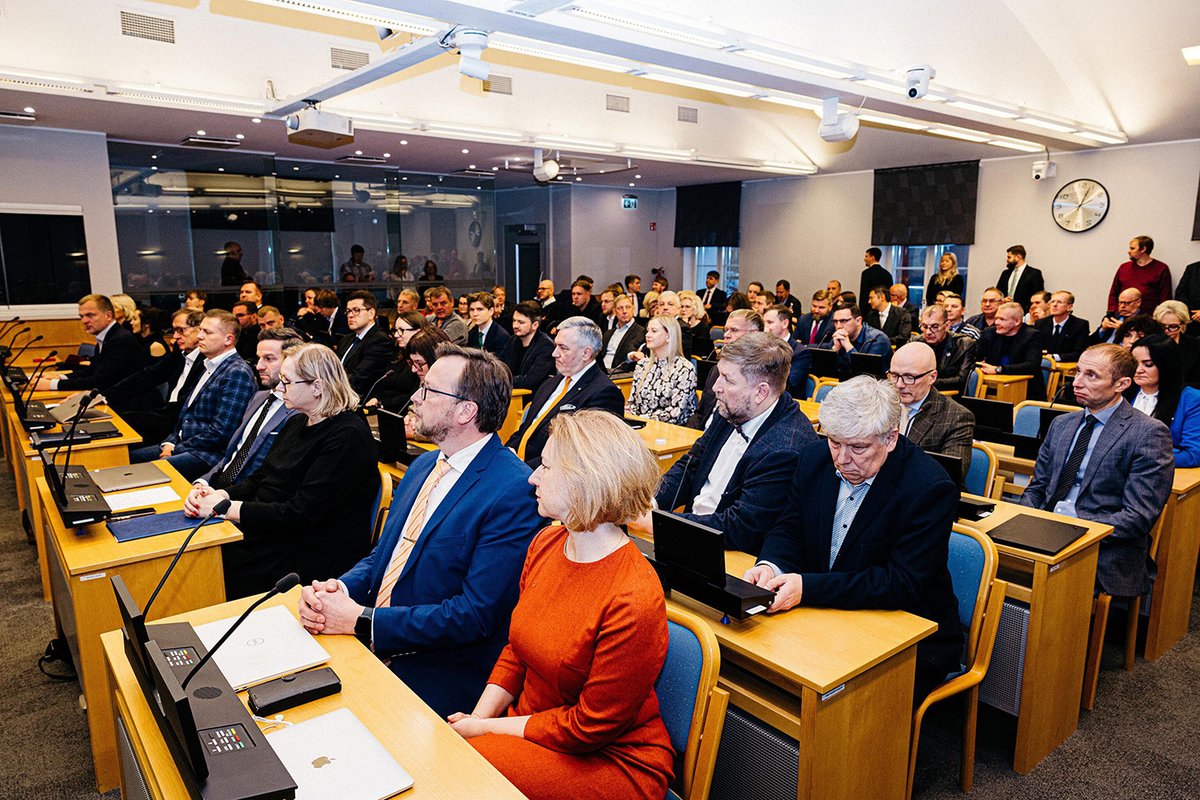 indrekluberg's tweet photo. Äkki meie mõjume neile halvasti? Pärtel-Peeter Pere ja Doris Raudsepp astusid üldse Refist välja, nüüd lahkusid volikogust Parempoolsete naaberpinkidest ka Maris Lauri, Signe Riisalo ja Erik-Niiles Kross, Lauri oli Refi fraktsiooni ja Tln piirkonna esimees...
Foto: Priit Mürk/ERR https://t.co/IKqOR6MjSN