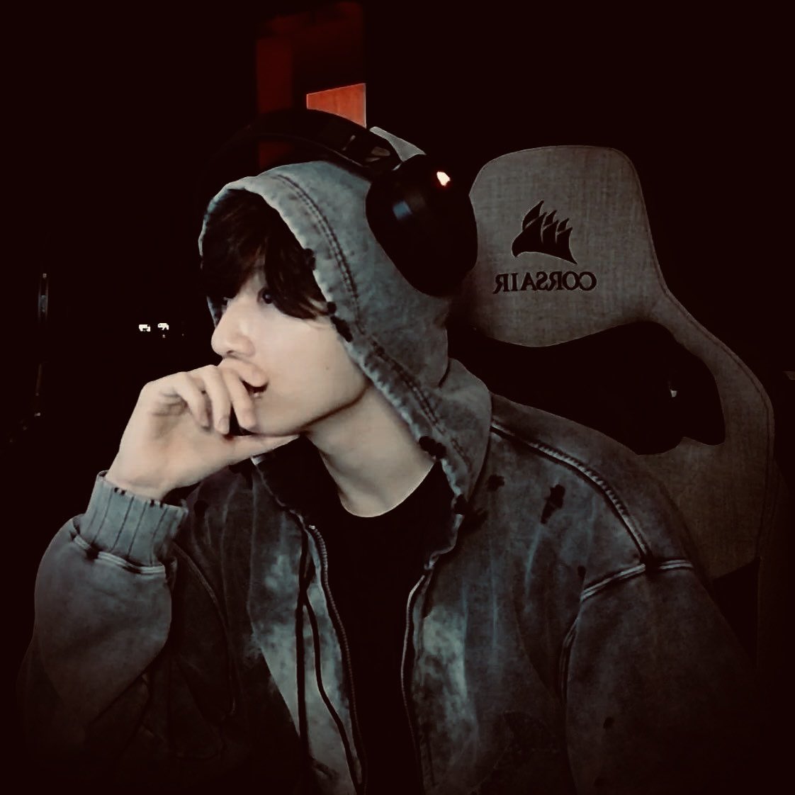 zuhatips's tweet photo. Taekook au:

Onde Taehyung é fã de um gamer que faz live na twitch. 

ou 

Onde Jungkook fica interessado em um de seus fãs e acaba repostando uma foto dele sem querer. https://t.co/2vviZPUF7h