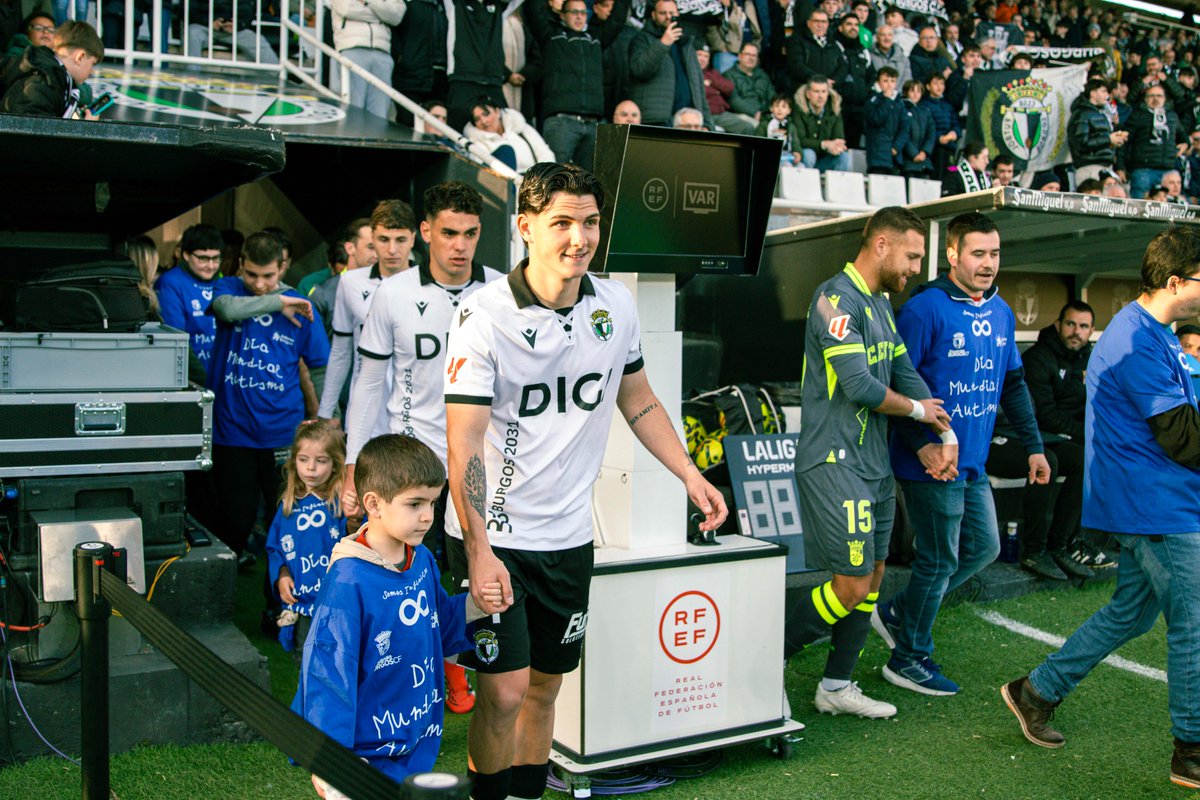 Burgos_CF's tweet photo. Hoy es el #DíaMundialAutismo ♾️

Por eso, ayer lo celebramos de la mano de @autismo_burgos, quienes nos acompañaron durante el #BurgosCFADCeutaFC 🫂

#MenosJuiciosMásApoyos 
#FundaciónBCF https://t.co/vlhwRSlT8E