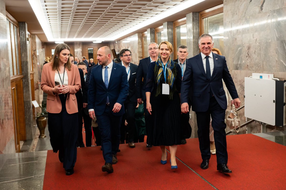 Spoštovani,

iskrena hvala za vašo podporo in številna sporočila, v katerih po volitvah izražate svoja pričakovanja in pomisleke glede naših nadaljnjih korakov in oblikovanja vlade.

Razumem tudi razočaranje, ki ga nekateri izražate ob občutku, da ni dovolj pogovorov »preko pola«
