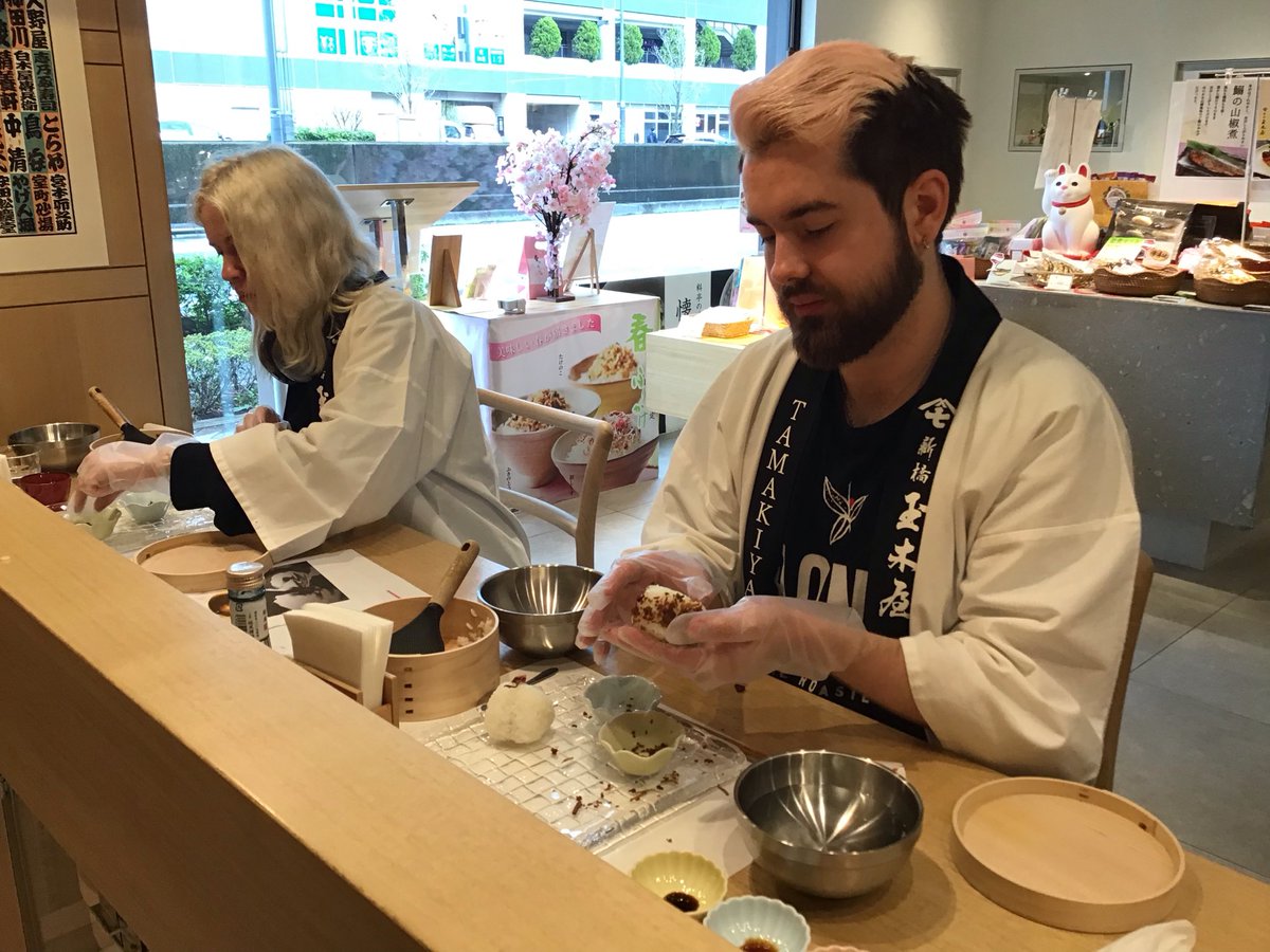 tamakiya1782's tweet photo. #ShinbashiTamakiya (since 1782, in Edo Era)
#Wabunka
#Tsukudani (preserved Soysause taste Seafood) &amp;
taste -test of #Tsukudani sause on Japanese Sake ❣️

#Tsukudani #Riceball #Souvenir #Eatery #Experience https://t.co/YGQnWAZfQM