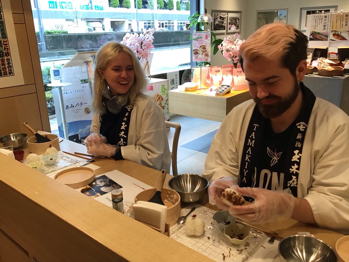 tamakiya1782's tweet photo. #ShinbashiTamakiya (since 1782, in Edo Era)
#Wabunka
#Tsukudani (preserved Soysause taste Seafood) &amp;
taste -test of #Tsukudani sause on Japanese Sake ❣️

#Tsukudani #Riceball #Souvenir #Eatery #Experience https://t.co/YGQnWAZfQM