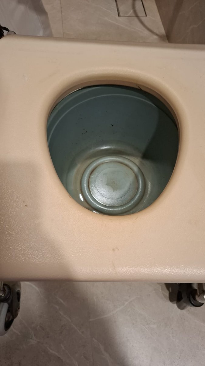abhi_coffee's tweet image. @Nanavati_H
New b-wing suffers shortage of commode chairs. 1 commode chair to 100 beds. 1 patient  refusing to let the commode chair go due to fear of not getting the commode chair. Staff pulling out their hair.... calling sulabh sauchalay
#trending #viral #hospitals #Nanavati