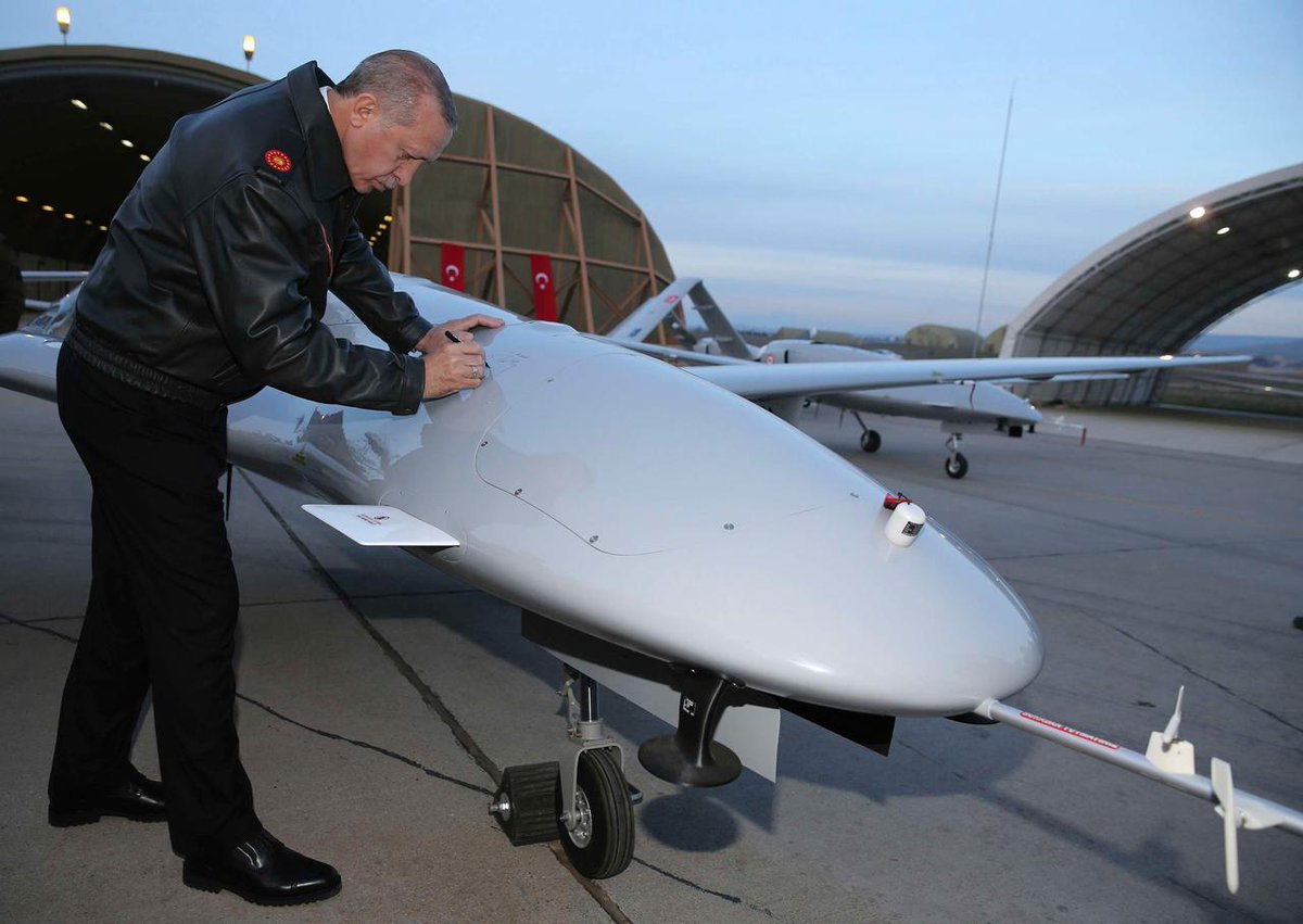AKimonyo's tweet photo. #Geurre_du_Kivu: Le Rwanda a utilisé, ce mercredi 01/04/2026, ses drones de marque TB2, de fabrication #turque, pour massacrer les vaches des #Banyamulenge, détruire des maisons et tuer des civils, afin d’entretenir les conflits dans l’Est de la RDC dans lesquels il se présentet en sauveur des Banyamulenge dans la guerre d’agression en cours dans l’Est de la #RDC.
Aussi, le #Rwanda, à travers ses drones turcs TB2 qui décollent du territoire #rwandais, a bombardé les positions des FARDC dans les hauts plateaux, mais sans causer de dégâts, outre quelques blessés enregistrés, indiquent plusieurs sources.
Ces attaques démontrent que, malgré les sanctions américaines et Européennes, le Rwanda demeure persistant dans la violation de l’accord de #Washington.