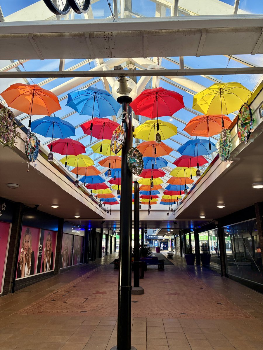 JeauxLatham's tweet photo. I love the way Fleet Walk is looking at the moment. Bright, colourful, interesting, and great for children. Well done @charterwalk. https://t.co/KjkBAJoWSp