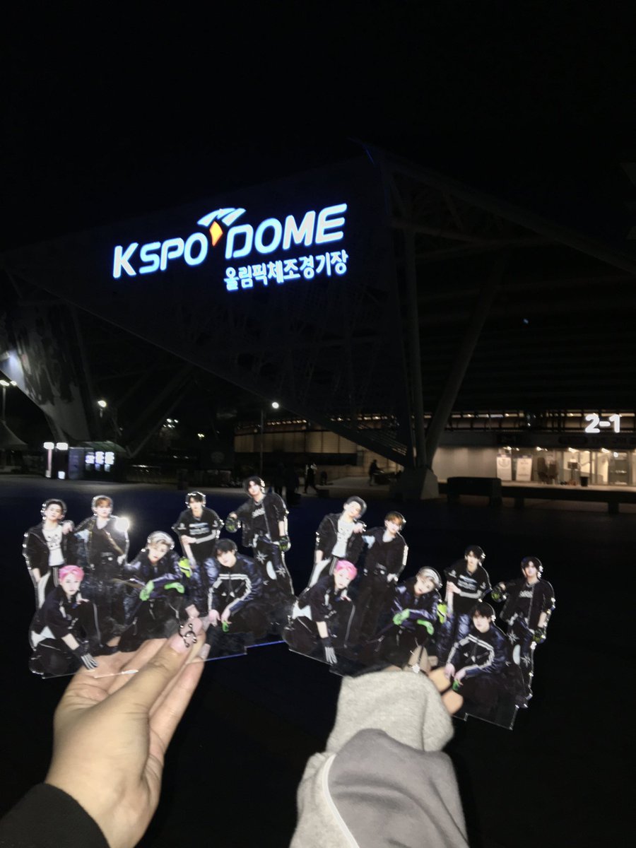 injunaa323's tweet photo. 260322 드림쇼4 앙콘🐋
ANLテチャンも叶いみんなでロンジュンのセンイルも祝え本当に幸せな思い出、一生記憶に残る日🎚️セトリ演出衣装ビジュ全てが神でした、ドリショ4大切... ₊˚‧(๑ŏ̥̥̥̥ 𖥦ŏ̥̥̥̥)·˚

#シズニと繋がりたい #시즈니맞팔 https://t.co/zJuVvNiIsz