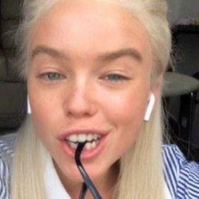 roxxie 🥂 tweet media