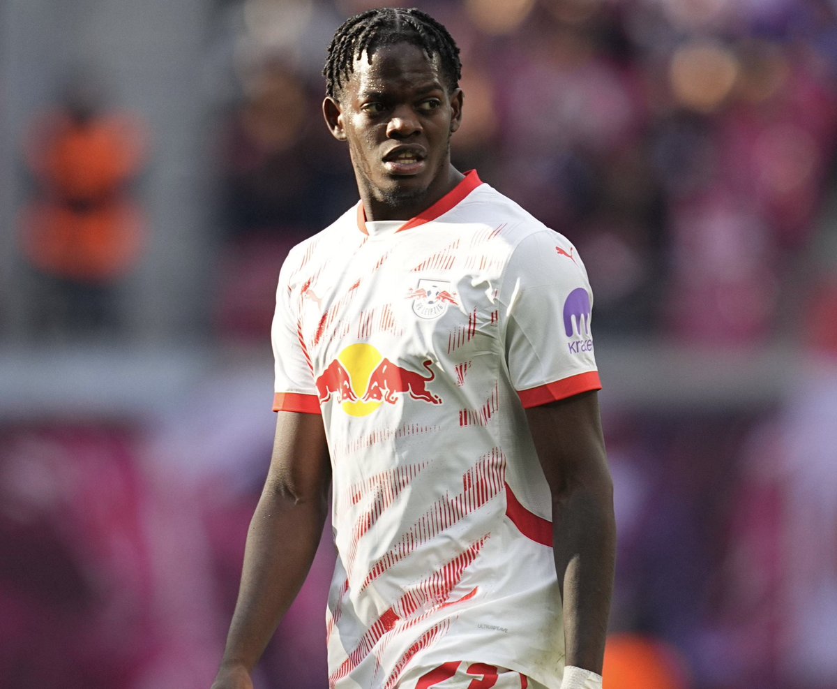 FrFlashFoot's tweet photo. Castello Lukeba 🇫🇷 aurait de grandes chances de quitter le RB Leipzig durant le mercato estival.

Le défenseur de 23 ans voudrait un nouveau défi dans sa carrière.

Le club ne serait pas contre, ils demanderaient entre 60-70M€, ayant déjà une clause à 80M€. 🤑

{source : @BILD} https://t.co/PJQtzT3Non