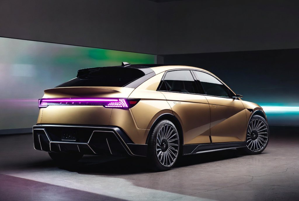 EWVexillary's tweet image. Yeni Ioniq'in ipuçları artık resmileşti. 

Yeni Ioniq serisi, kitabın ortasından konuşursak, net şekilde köşeli Tesla Model Y benzeyecek. 
Bence bu bir fail attack. Fakat böyle...
Sad but true.

Bu arada Ioniq 3'ü sanırım görmüş olabilir. 3. hafta lanse edilir.

#no reklam .