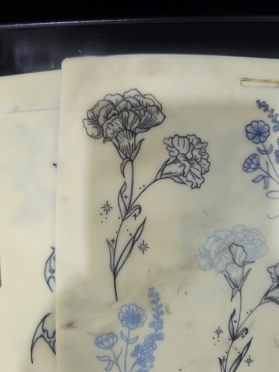 astrafliegend's tweet photo. Also been tryna practice tattooing when I can because I still want to do an apprenticeship. Trying to get my lines to be dark so just went over the one I was practicing on, but so far looking decent. Can't wait to practice again on Monday ♡ https://t.co/uLCYv5s7xc