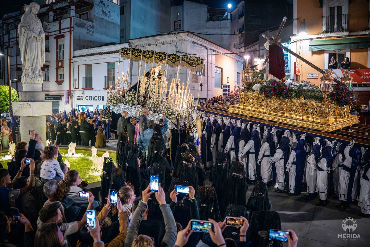ayto_merida's tweet photo. Noche histórica para la cofradía de los @Castillos1928. Tras dos #MiércolesSanto en los que la lluvia impidió su salida, hoy por fin se ha hecho realidad el reencuentro con la calle, con su gente y con su historia, dejando imágenes que ya son eternas #SemanaSantaMérida2026 https://t.co/E8Sa0MKsVP