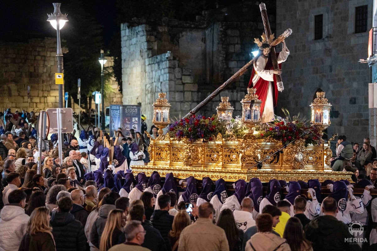 ayto_merida's tweet photo. Noche histórica para la cofradía de los @Castillos1928. Tras dos #MiércolesSanto en los que la lluvia impidió su salida, hoy por fin se ha hecho realidad el reencuentro con la calle, con su gente y con su historia, dejando imágenes que ya son eternas #SemanaSantaMérida2026 https://t.co/E8Sa0MKsVP