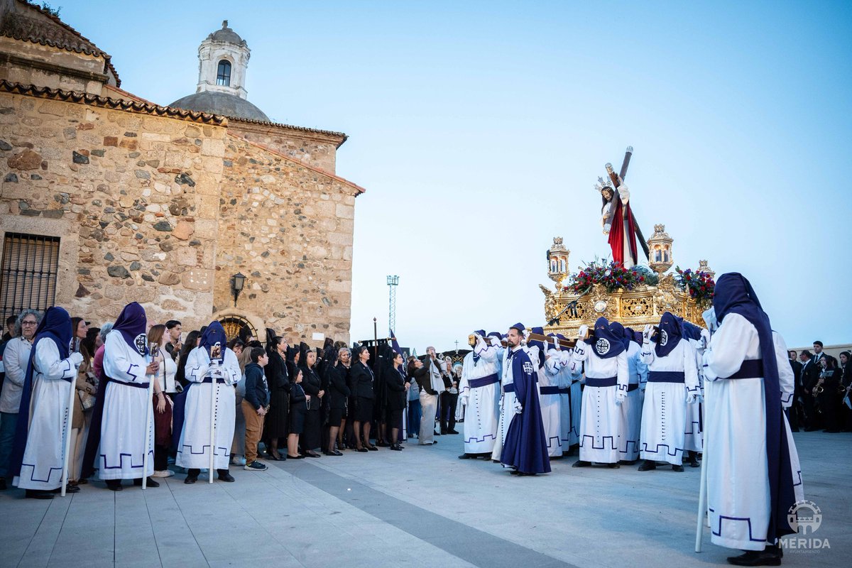 ayto_merida's tweet photo. Noche histórica para la cofradía de los @Castillos1928. Tras dos #MiércolesSanto en los que la lluvia impidió su salida, hoy por fin se ha hecho realidad el reencuentro con la calle, con su gente y con su historia, dejando imágenes que ya son eternas #SemanaSantaMérida2026 https://t.co/E8Sa0MKsVP