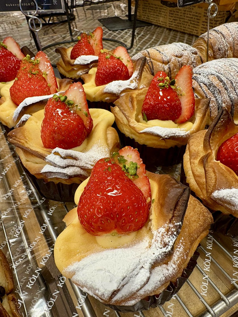 bakery_koln's tweet photo. 🆕4月新商品　第1弾は…

🍓イチゴのクリームチーズケーキ🍓
サクサクの生地にクリームチーズを絞り、滑らかな味わいに。
旬のイチゴをのせてより味わい深く仕上げました。

春だからこそ食べたい、みんな大好きなデザートパンです！

#ケルンのパン
#イチゴ
#神戸のパン https://t.co/yI82aGryX6