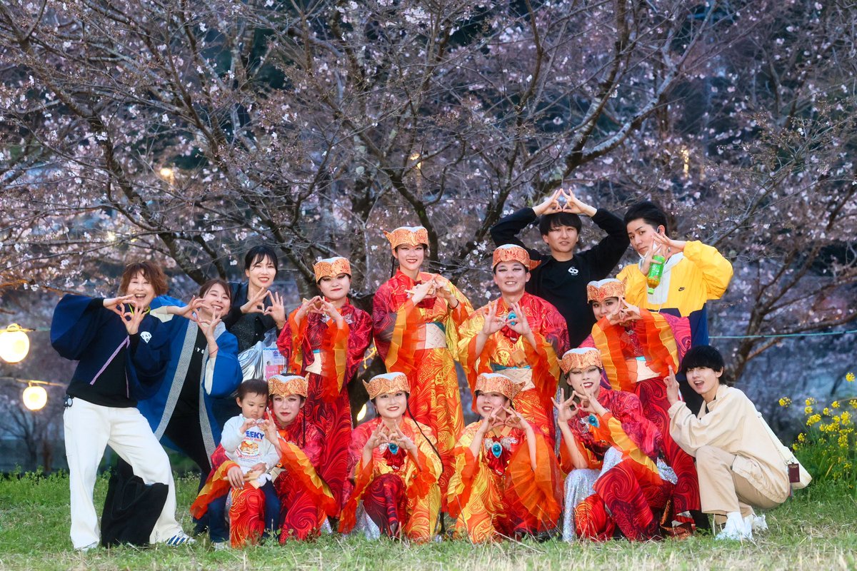 TACYON_official's tweet photo. 3/28（Sat）
【第10回　おち町ぼんぼり桜祭り】

おち町までの道のりに、山々にはピンク色の景色が見え、宮の前公園の桜はまだ少し蕾が多く、準備している最中でした🌸

それでも、既に開花した桜も見られ、ぼんぼりに照らされた姿は美しく素敵な光景でした🏮 https://t.co/YgxyLjQIFH