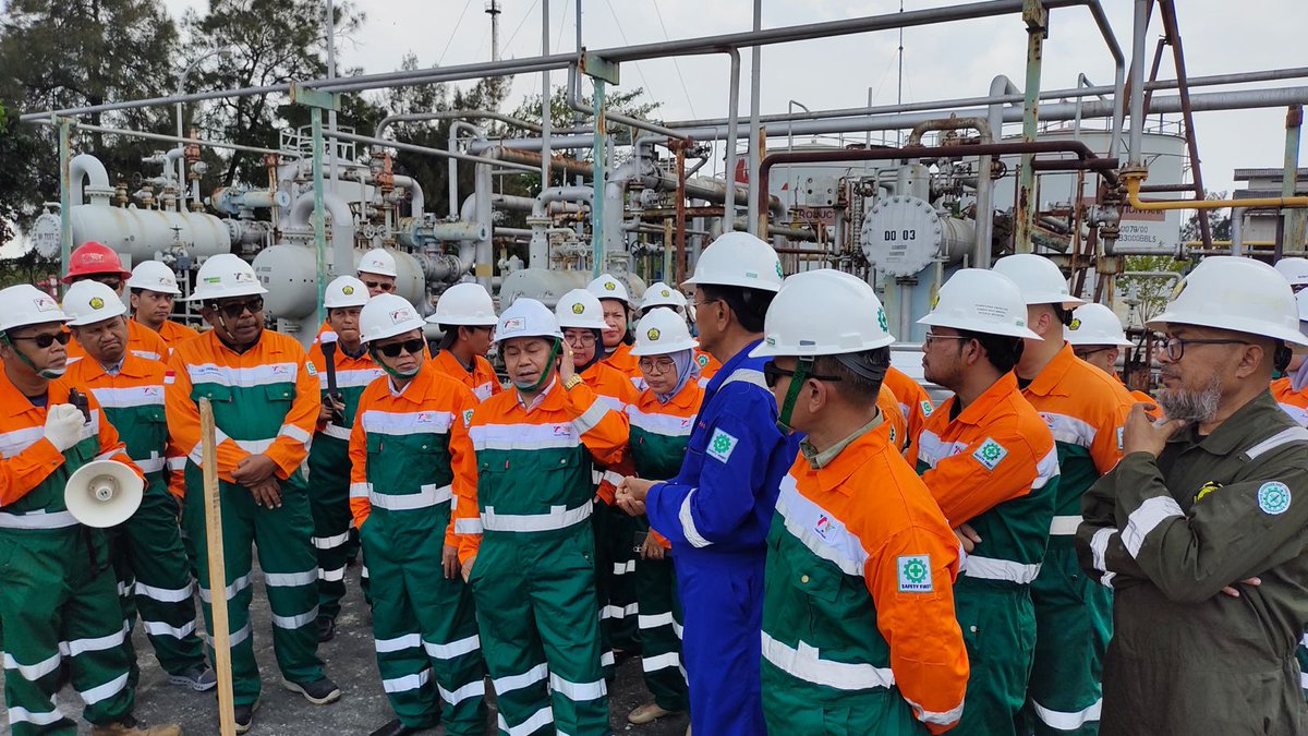 KPPU's tweet photo. KPPU Turun Langsung ke Proyek CISEM II, Perkuat Bukti Dugaan Persekongkolan Tender

Komisi Pengawas Persaingan Usaha (KPPU) meninjau langsung lokasi Proyek Pembangunan Pipa Transmisi Gas Bumi Cirebon–Semarang Tahap II (CISEM II) pada 30 Maret hingga 2 April 2026 untuk memperkuat pembuktian dalam perkara dugaan persekongkolan tender pada proyek strategis tersebut. Langkah ini dilakukan dalam rangka pemeriksaan alat bukti pada Sidang Perkara Nomor 06/KPPU-L/2025. Peninjauan lapangan bertujuan memperoleh gambaran faktual pelaksanaan proyek sekaligus menguji kesesuaian antara dokumen persidangan dan kondisi riil di lapangan. Site visit dipimpin Ketua Majelis Komisi Moh. Noor Rofieq bersama anggota Rhido Jusmadi dan Gopprera Panggabean. Tim meninjau sejumlah titik proyek di wilayah Cirebon dan Semarang yang berkaitan dengan proses pengadaan.

Selengkapnya: https://t.co/2Oyj2scamt