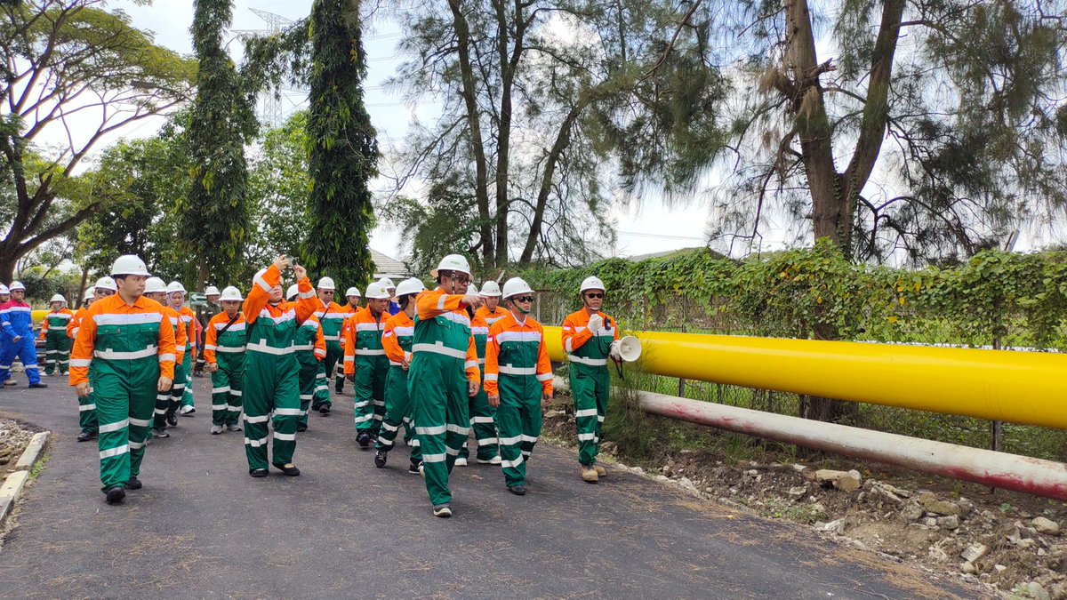 KPPU's tweet photo. KPPU Turun Langsung ke Proyek CISEM II, Perkuat Bukti Dugaan Persekongkolan Tender

Komisi Pengawas Persaingan Usaha (KPPU) meninjau langsung lokasi Proyek Pembangunan Pipa Transmisi Gas Bumi Cirebon–Semarang Tahap II (CISEM II) pada 30 Maret hingga 2 April 2026 untuk memperkuat pembuktian dalam perkara dugaan persekongkolan tender pada proyek strategis tersebut. Langkah ini dilakukan dalam rangka pemeriksaan alat bukti pada Sidang Perkara Nomor 06/KPPU-L/2025. Peninjauan lapangan bertujuan memperoleh gambaran faktual pelaksanaan proyek sekaligus menguji kesesuaian antara dokumen persidangan dan kondisi riil di lapangan. Site visit dipimpin Ketua Majelis Komisi Moh. Noor Rofieq bersama anggota Rhido Jusmadi dan Gopprera Panggabean. Tim meninjau sejumlah titik proyek di wilayah Cirebon dan Semarang yang berkaitan dengan proses pengadaan.

Selengkapnya: https://t.co/2Oyj2scamt