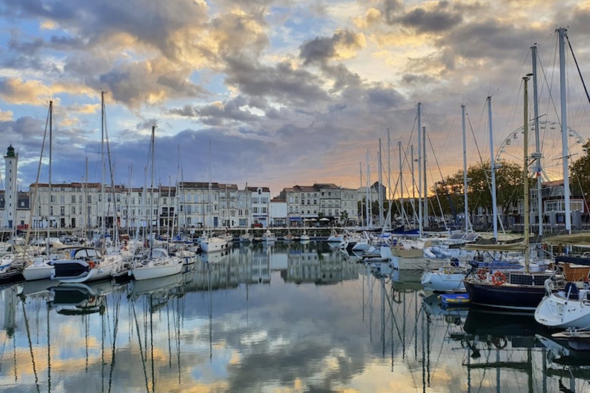 ecom_news's tweet image. 📈 #CharenteMaritime : La zone d'emploi de #LaRochelle a créé 13 800 postes salariés en dix ans, passant de 62 000 à 75 806 #emplois salariés marchands. Une progression de 22 %, soit près du double de la moyenne nationale (13 %) sur la même période. Un territoire qui résiste