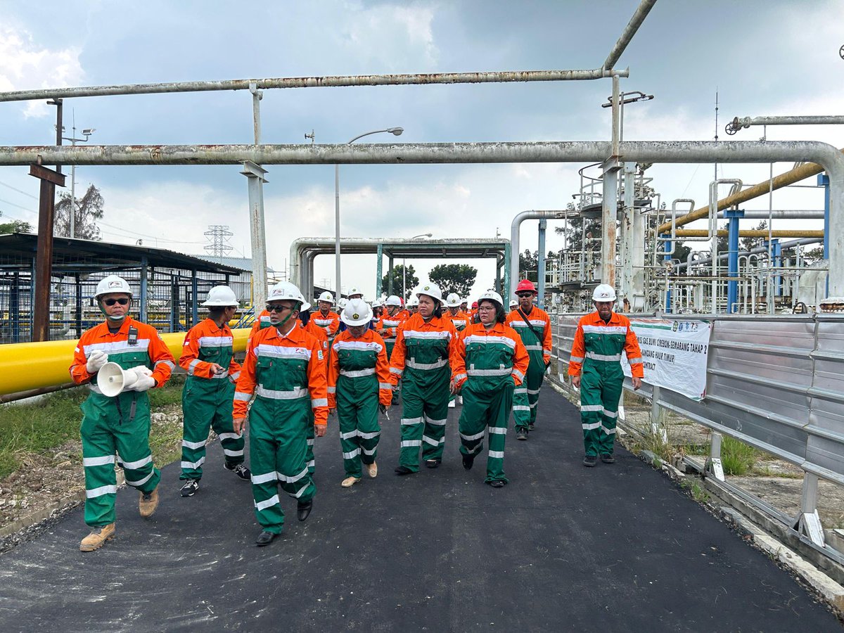 KPPU's tweet photo. KPPU Turun Langsung ke Proyek CISEM II, Perkuat Bukti Dugaan Persekongkolan Tender

Komisi Pengawas Persaingan Usaha (KPPU) meninjau langsung lokasi Proyek Pembangunan Pipa Transmisi Gas Bumi Cirebon–Semarang Tahap II (CISEM II) pada 30 Maret hingga 2 April 2026 untuk memperkuat pembuktian dalam perkara dugaan persekongkolan tender pada proyek strategis tersebut. Langkah ini dilakukan dalam rangka pemeriksaan alat bukti pada Sidang Perkara Nomor 06/KPPU-L/2025. Peninjauan lapangan bertujuan memperoleh gambaran faktual pelaksanaan proyek sekaligus menguji kesesuaian antara dokumen persidangan dan kondisi riil di lapangan. Site visit dipimpin Ketua Majelis Komisi Moh. Noor Rofieq bersama anggota Rhido Jusmadi dan Gopprera Panggabean. Tim meninjau sejumlah titik proyek di wilayah Cirebon dan Semarang yang berkaitan dengan proses pengadaan.

Selengkapnya: https://t.co/2Oyj2scamt
