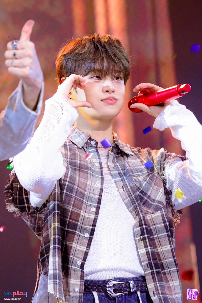inga_sbs's tweet photo. 📸260329 인기가요 #현장포토

인가 현장포토에✨에이비식스✨ 떴다!

에이비식스는 스쿨도 어택해, 
현장포토도 어택해, 💥에비뉴 심장💥도
어택하면 대체 어뜨카라고 ...❤️‍🔥

MORE🔗https://t.co/CrCt8Z4UKn

#인기가요 #Inkigayo #AB6IX #에이비식스 #BOTTOMS_UP @AB6IX https://t.co/EI365k0tE7