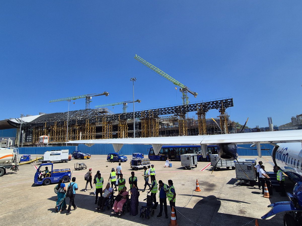 RohanGigi's tweet photo. T-2 phase 2 progress. Roof truss installation underway https://t.co/PNmFqondfd