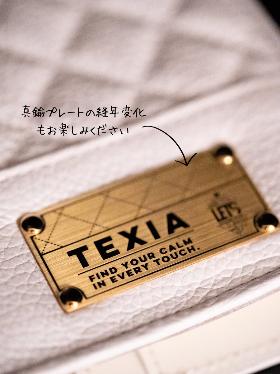 lets_sg's tweet photo. 【TEXIA M6 20mm】
DMでよく質問いただく内容についてお答えします！

▶革は何ですか？
表は全面にイタリア産シュリンクレザー「アドリア」を使い、内側には国産革を合わせています。

▶ブラック・ホワイトのどちらが人気ですか？
現在、カラーは圧倒的に「ブラック」が人気です。か、LETS代表のイチオシは「ホワイト」。
少数派としてホワイトを推していきたいです・・・。

▶ホワイトは汚れますか？
この写真で使われてるホワイトはLETS代表が普段から持ち歩いているものです。（そのままバッグに放り込むタイプ・・）今のところ全然汚れていませんが、真鍮パーツの経年��化（エイジング）とともにキルティングの糸や革自体がいい感じに汚れていけばいいなと思ってます。
なかなか汚れずにエイジングのお写真をお見せできず申し訳ない・・・
唯一無二の表情に育ててもらえたら嬉しいです。

ということで現在、黒が人気ですが…代表は密かに白を愛用中してるということで・・。
あなたはどちら派ですか？

#texia #lets手帳 #システム手帳