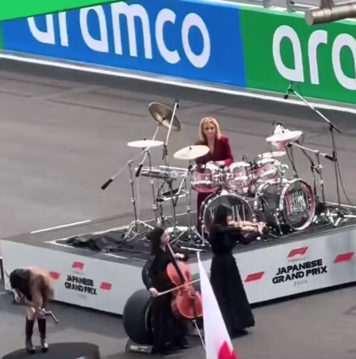 XJAPAN_INFO's tweet image. そう言われてみると、実は結構複雑なプレイをしていたような..🥁🎹 #YOSHIKI🌹 #Drums &amp;amp; #Piano #F1 #JapaneseGP #Formula1 #君が代 #F1jp "...よーく見たら右手で鍵盤弾いてて左手でスティック2本持ってシンバル叩いてる...両足はツーバスの連打...” dlvr.it/TRqlBK