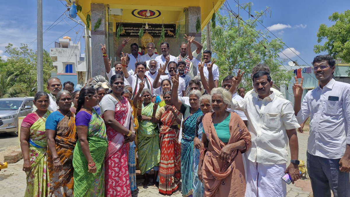 admk_sethupathy's tweet photo. அருப்புக்கோட்டை சட்டமன்றத் தொகுதி தேசிய ஜனநாயக கூட்டணியின் அருப்புக்கோட்டை சட்டமன்ற தொகுதி வெற்றி வேட்பாளர் எஸ் எஸ்.சேதுபதி அவர்கள் செம்பட்டி பேரரசர் பெரும்பேடு முத்தரையர் திருஉருவ சிலைக்கு மாலை அணிவித்து மரியாதை செலுத்தி இரட்டை இலை சின்னத்திற்கு வாக்கு சேகரித்தார்....🌱✌🏻🔥 https://t.co/Gf2t1PFuUy