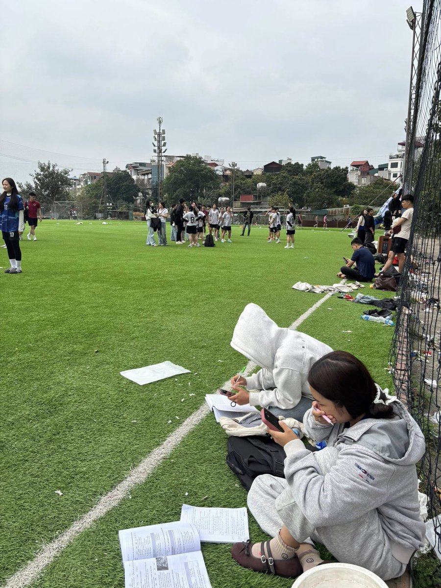 Chạy deadline sấp mặt ngoài rìa sân bóng, làm xong là flex luôn vài đường lướt cỏ nha mấy ní ơi! 
🏃‍♂️💨 Đam mê thể thao bất diệt nhưng bài tập môn chuyên ngành vẫn phải nộp đúng hạn. 
Học Y Dược là phải đa-zi-năng vậy đó 😅⚽️
----
Finishing assignments right by