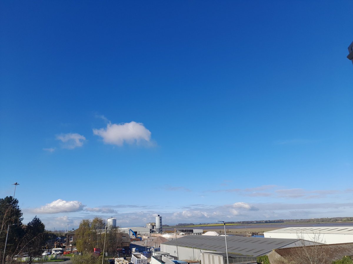 realjulietdelta's tweet image. The sun and blue skies are back. Not a chemtrail in sight! 😃
I may start my morning jog again.

What are you getting back into now the weathers changing for the better?
#UK #Summer #Activities