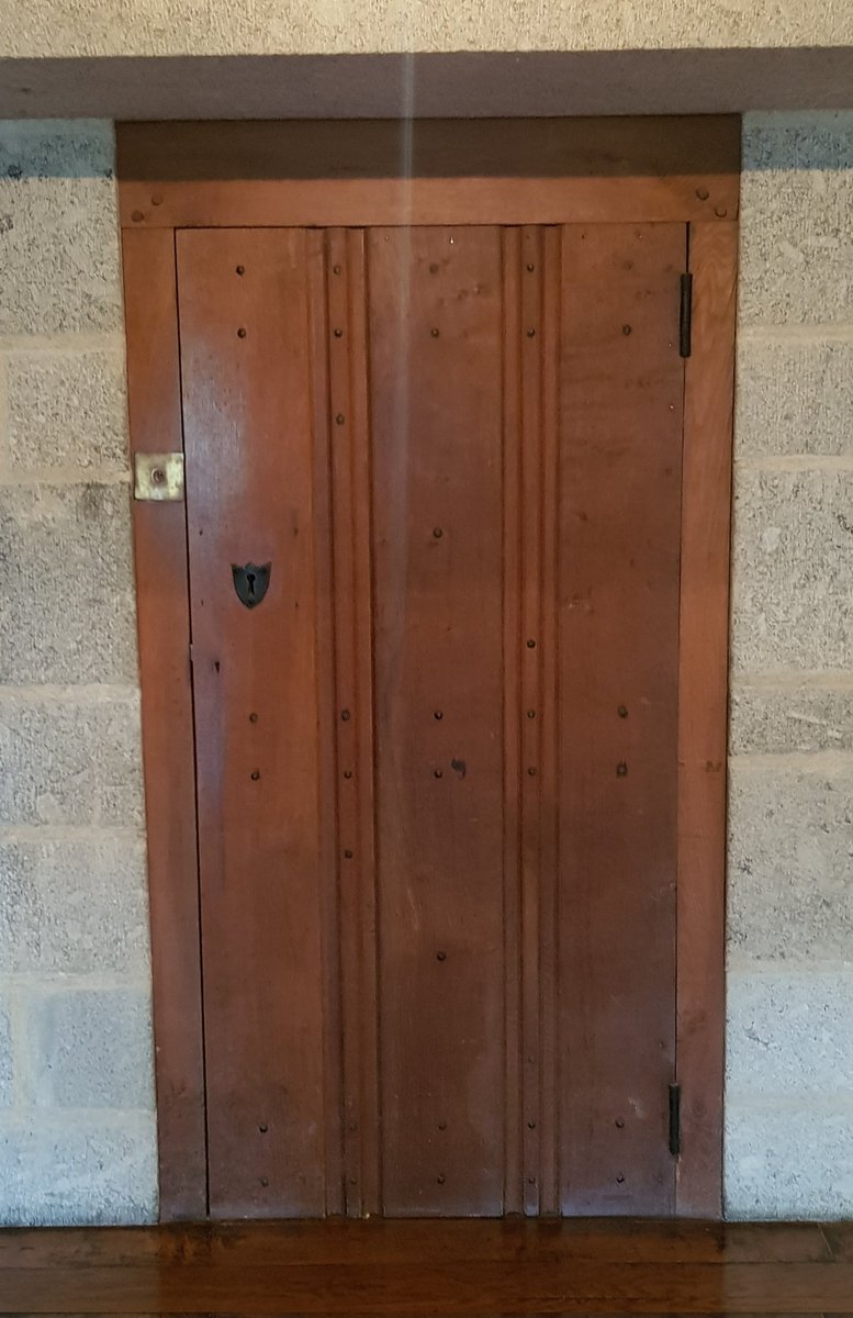 IsabelMathiasPR's tweet image. "The last castle built in England" Castle Drogo was built between 1911-1931 for Julius Drewe and designed by Edwin Lutyens. These are amazing Art &amp;amp; Crafts doors for #AdoorableThursday #adoorableday #Devon @LutyensTrust