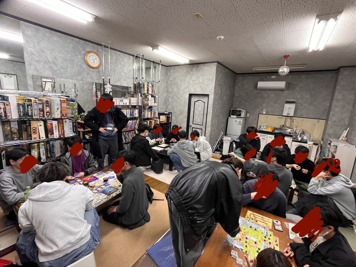 KURPG7bot's tweet photo. 今日〜4/4(土)、 18:00まで皆んなで部室でボードゲームして遊んでいます！
今も盛り上がっています！
気軽に遊びに来てね✨
#春から関大 #ボドゲ https://t.co/m7nbzpYCzw