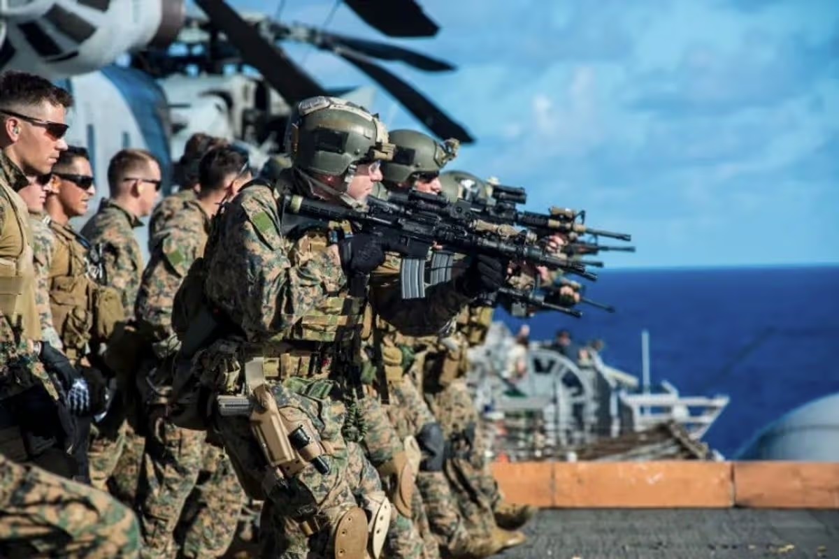 🇮🇷🇺🇸  ⁠Iran's Minister of Defense just told the IRGC to monitor “enemy movements with utmost accuracy” to counter their plans, as they prepare to defend against a potentially imminent U.S ground attack.

Source: Walter Bloomberg