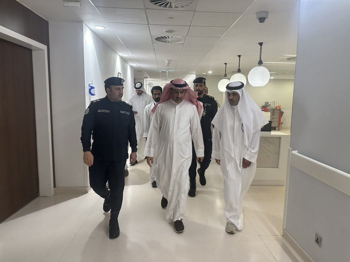 aljjahra_q8's tweet photo. محافظ الجهراء حمد الحبشي يقوم بزيارة عدد من #الابطال مصابين القطاعات العسكرية في مستشفى الجهراء https://t.co/k1PYmkRnBq