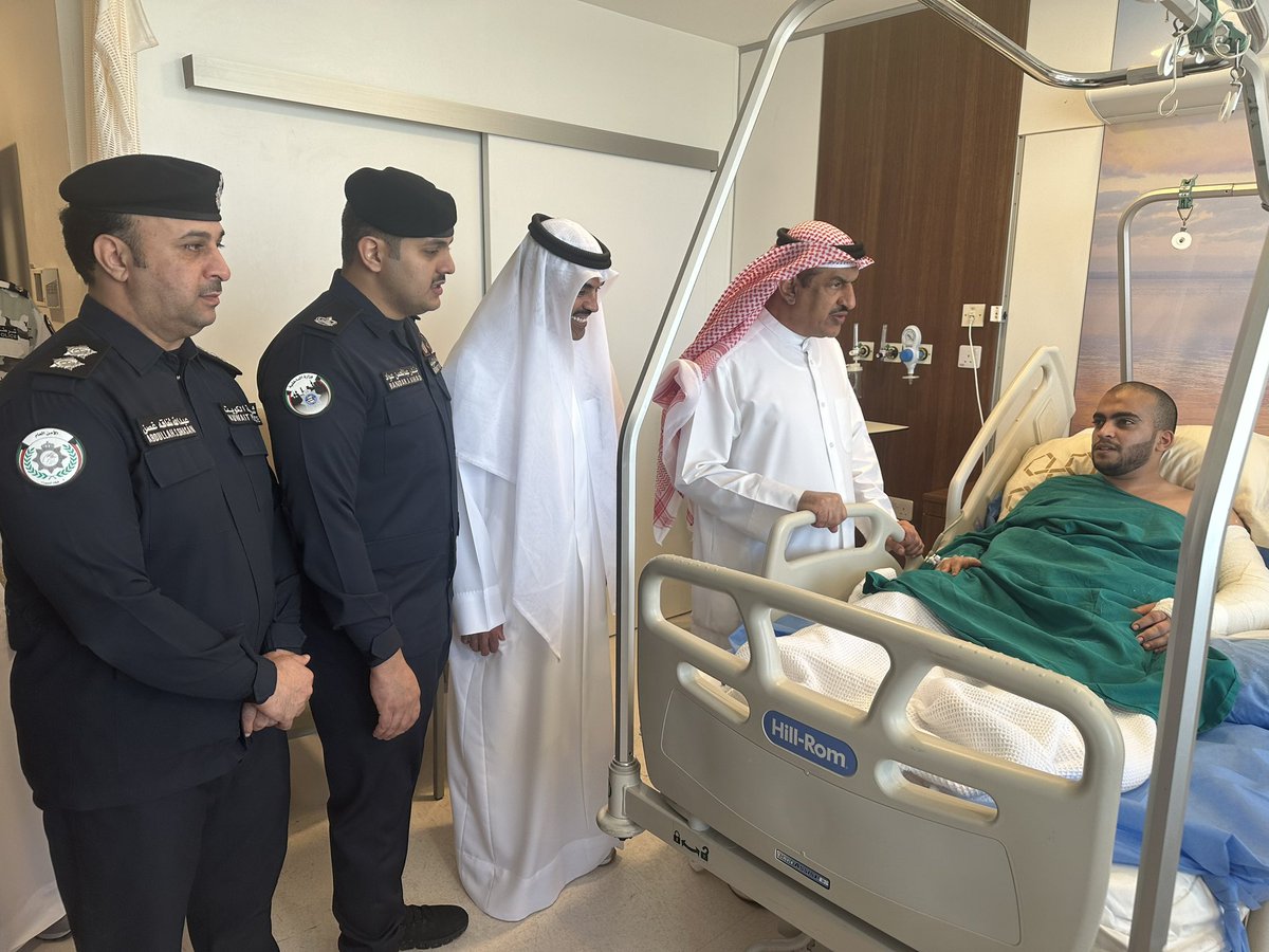 aljjahra_q8's tweet photo. محافظ الجهراء حمد الحبشي يقوم بزيارة عدد من #الابطال مصابين القطاعات العسكرية في مستشفى الجهراء https://t.co/k1PYmkRnBq