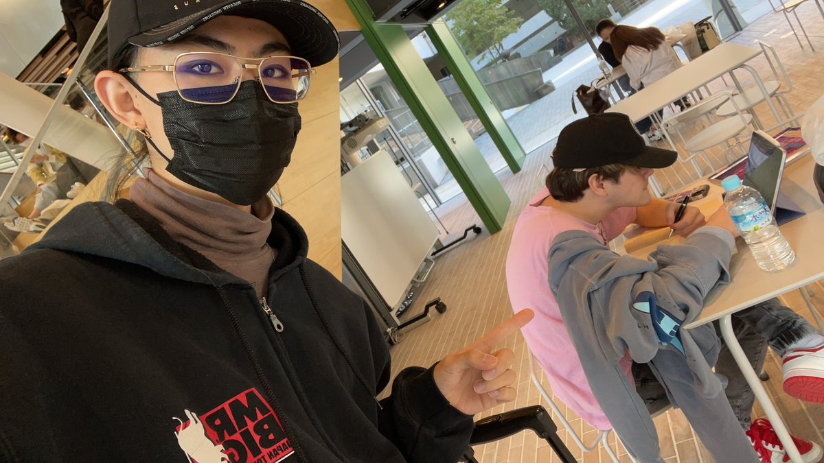 enjisoundslike's tweet photo. 今日は友人を紹介しようかな！
まずは僕とSMUDGEというバンドをやっている、アメリカ人のBenです！
この写真は2022年の秋に大学で撮りました。 https://t.co/5MCv8VsTbz https://t.co/MeCZsrXGqJ