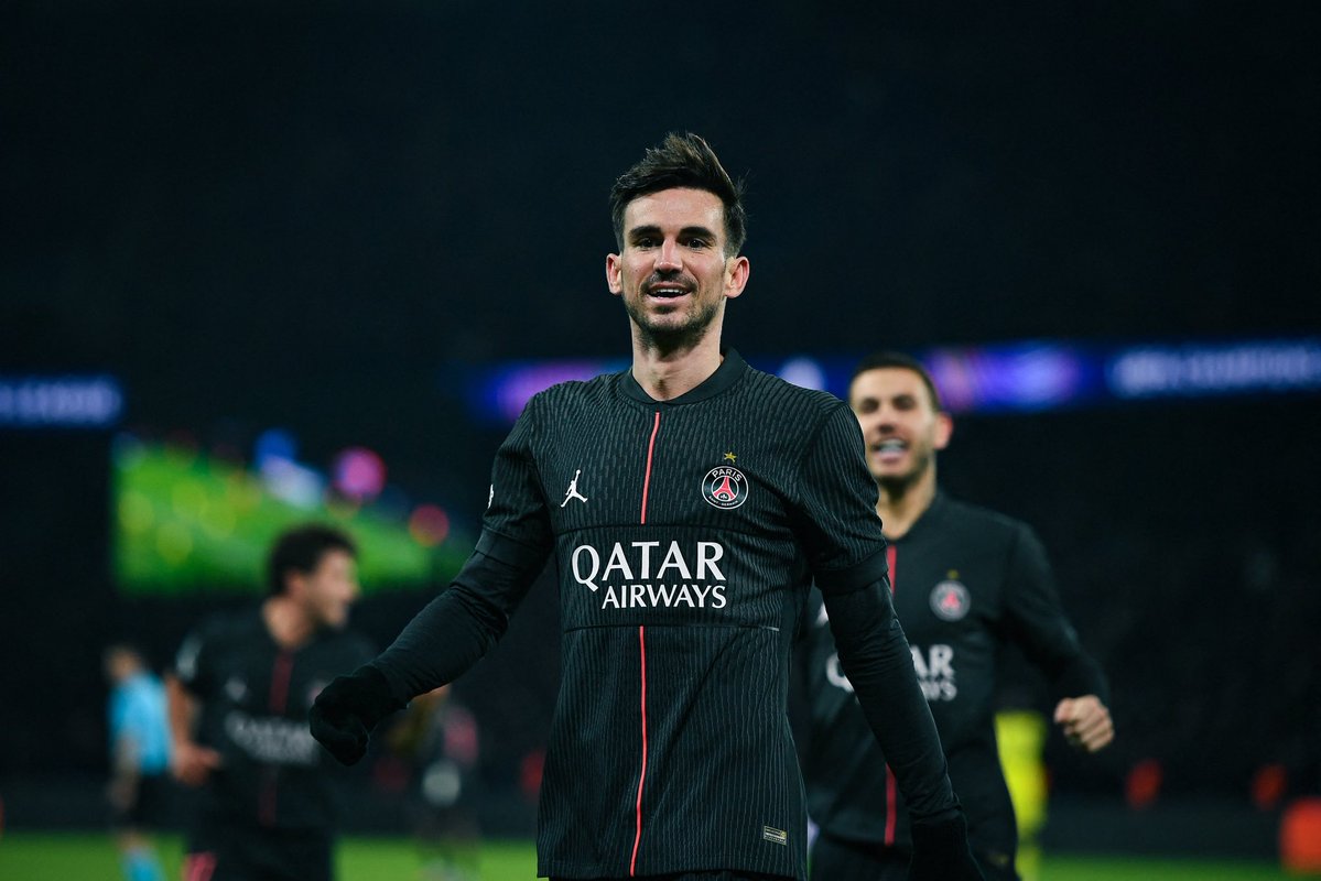 🚨 𝗙𝗔𝗕𝗜𝗔𝗡 𝗥𝗨𝗜𝗭 🇪🇸 𝗡’𝗘𝗦𝗧 𝗣𝗔𝗦 𝗧𝗢𝗧𝗔𝗟𝗘𝗠𝗘𝗡𝗧 𝗣𝗥𝗘̂𝗧 𝗣𝗢𝗨𝗥 𝗙𝗔𝗜𝗥𝗘 𝗦𝗢𝗡 𝗥𝗘𝗧𝗢𝗨𝗥 𝗗𝗘𝗠𝗔𝗜𝗡 𝗙𝗔𝗖𝗘 𝗔̀ 𝗧𝗢𝗨𝗟𝗢𝗨𝗦𝗘 ! ❌ 

Le joueur n’a pas encore repris l’entraînement collectif.

Aucun risque ne sera pris par le PSG.

🗞️ <a href="/OnzeMondial/">Onze Mondial</a>