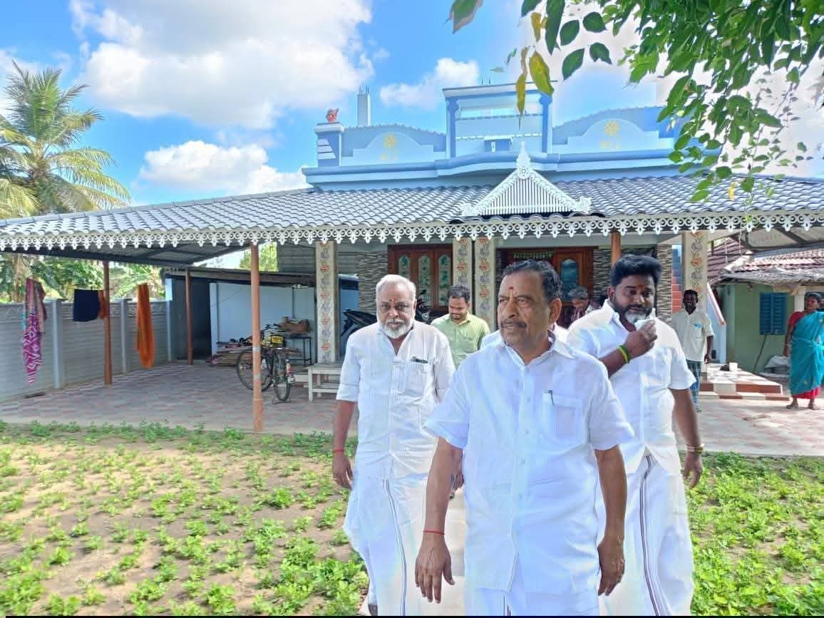 idumbaikarthi's tweet photo. இவ்வளவு ஆண்டுகாலத்தில் முதன் முறையாக வீடு வீடாகச் சென்று வாக்குக் கேட்கிறாராம் ஐயா ஓ.எஸ். மணியன். 

வருக.. வருக.. ஐயா..! https://t.co/RA2AbslB84