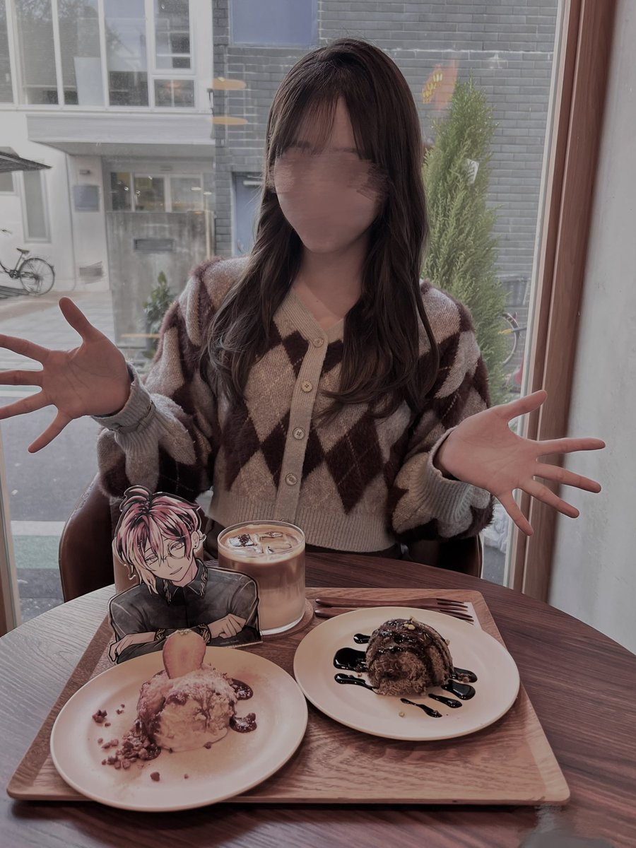 __fns_51o's tweet photo. 私とおばあちゃんと🦋の3人で新大久保デートに行ってきました꒰՞ ܸ. .ܸ՞꒱♡
タッカルビもケーキも美味しすぎて満足😍 https://t.co/z9fjU3s2XK