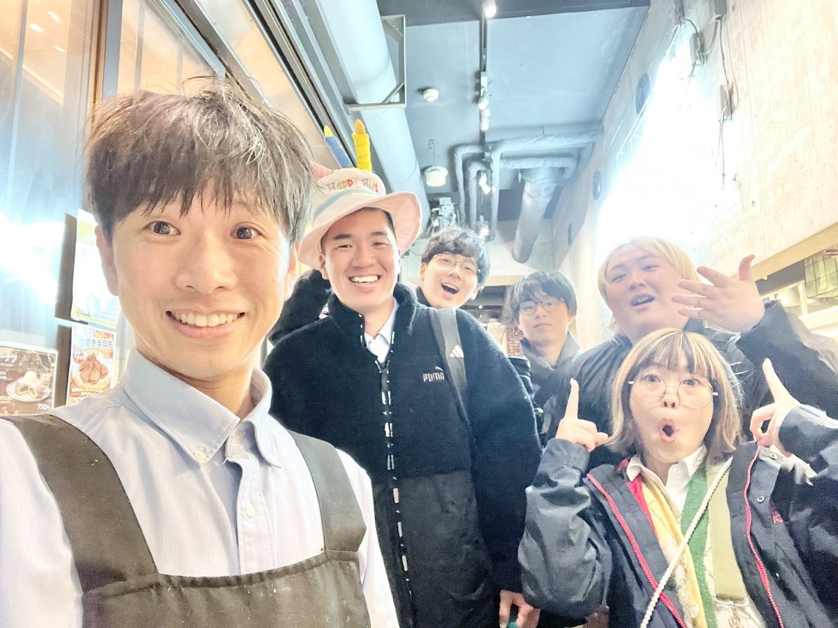 ハチマル蒲鉾なんば千日前店。
いつも働いてくれてるみんなとパシャリ。
この日は松井テンパルナの誕生日でした。
みんないつもありがとう🐿️
松井おめでとうと言うか集中ちょうだい㊗️
それでは本日もお店でお待ちしております！よろしくお願いいたしますー！