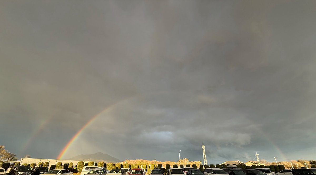 nuun_555's tweet photo. すごい二重の虹🌈🌈がほぼちゃんとアーチになってる👏👏👏奥には筑波山🏔 https://t.co/IBlXDxmUeB