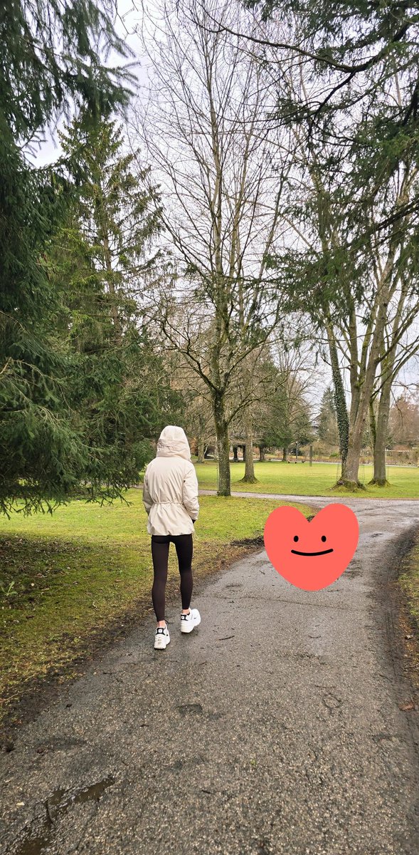fading_b0nes's tweet photo. Okay lowkey gestörte Frage, aber wenn ihr mich auf der Straße sehen würdet: eher so "Ah, schlanke Person" oder "Obviously essgestörte Person"?🤡🙂 https://t.co/GP6sU6D5cq