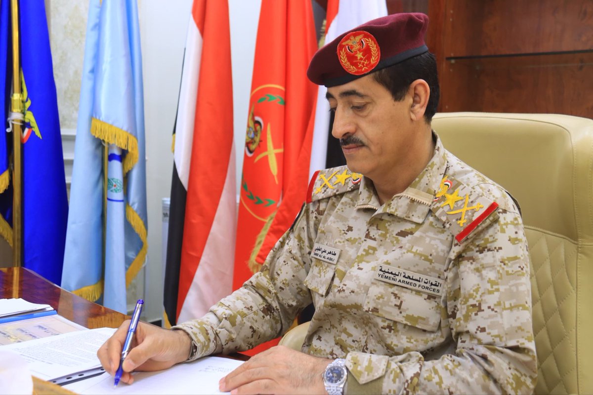 وزير الدفاع يعزي رئيس مجلس النواب في وفاة ابن شقيقه

بعث وزير الدفاع الفريق الركن دكتور طاهر العقيلي برقية عزاء ومواساة إلى رئيس مجلس النواب، الشيخ سلطان البركاني، عبّر فيها عن خالص التعازي وصادق المواساة بوفاة ابن شقيقه الشيخ عبدالله عبدالواسع البركاني، الذي وافته المنية وهو