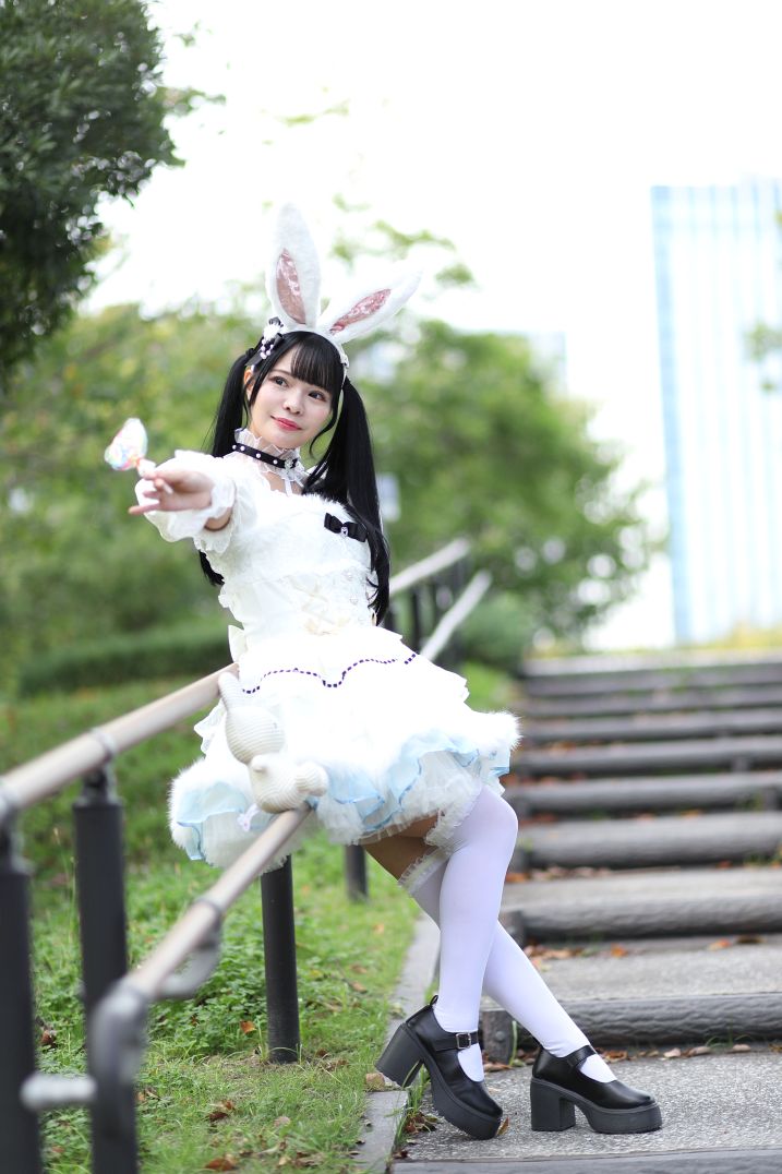 k_k6d's tweet image. 2025年10月18日のフレッシュ撮影会のハロウィンダイサツで撮影した、白石姫織ちゃんの写真を4枚Up。85mmの単焦点レンズで座りポーズ流れで全身撮影。とっても可愛いうさぎさん。
EOS6DMark2にEF85mmf1.8USMの組合せ。f1.8、1/1250秒で。
#白石姫織 ちゃん (@shiraishihiori)
#フレッシュ撮影会 #85MM