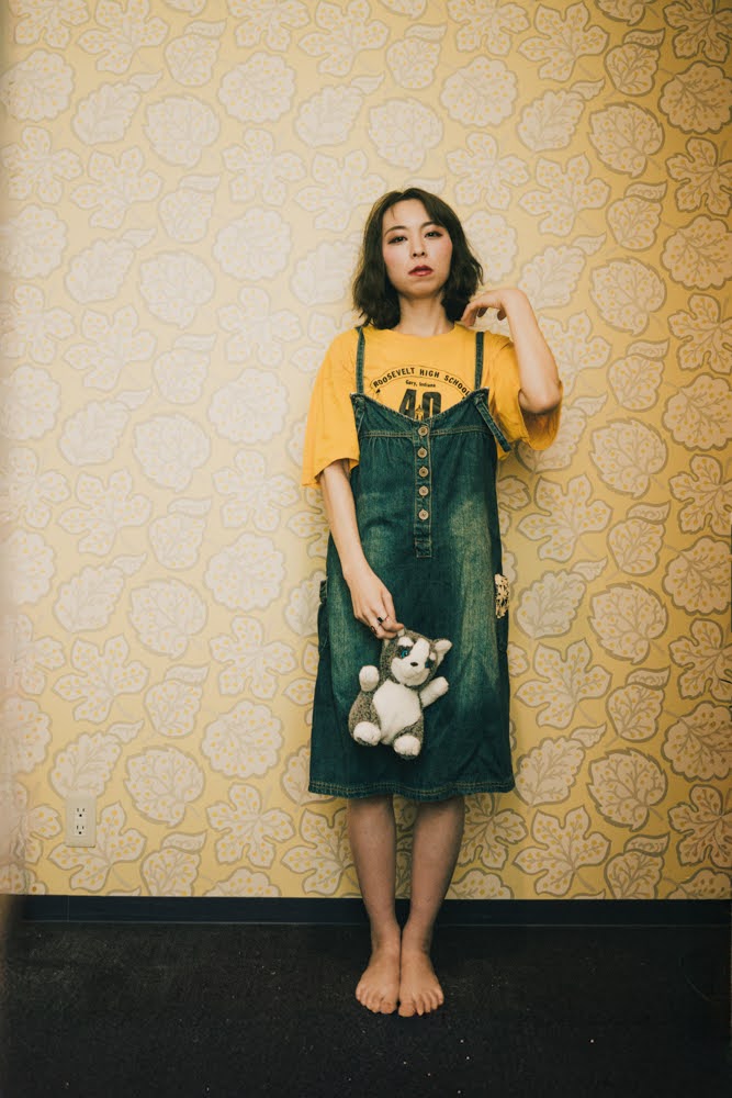 手に持っているぬいぐるみは、私が赤ちゃんの時にずっと抱っこしていた子。阪神・淡路大震災で被災した時も避難した車の中で抱っこしてた。

photographer:醍醐マサヒロさん