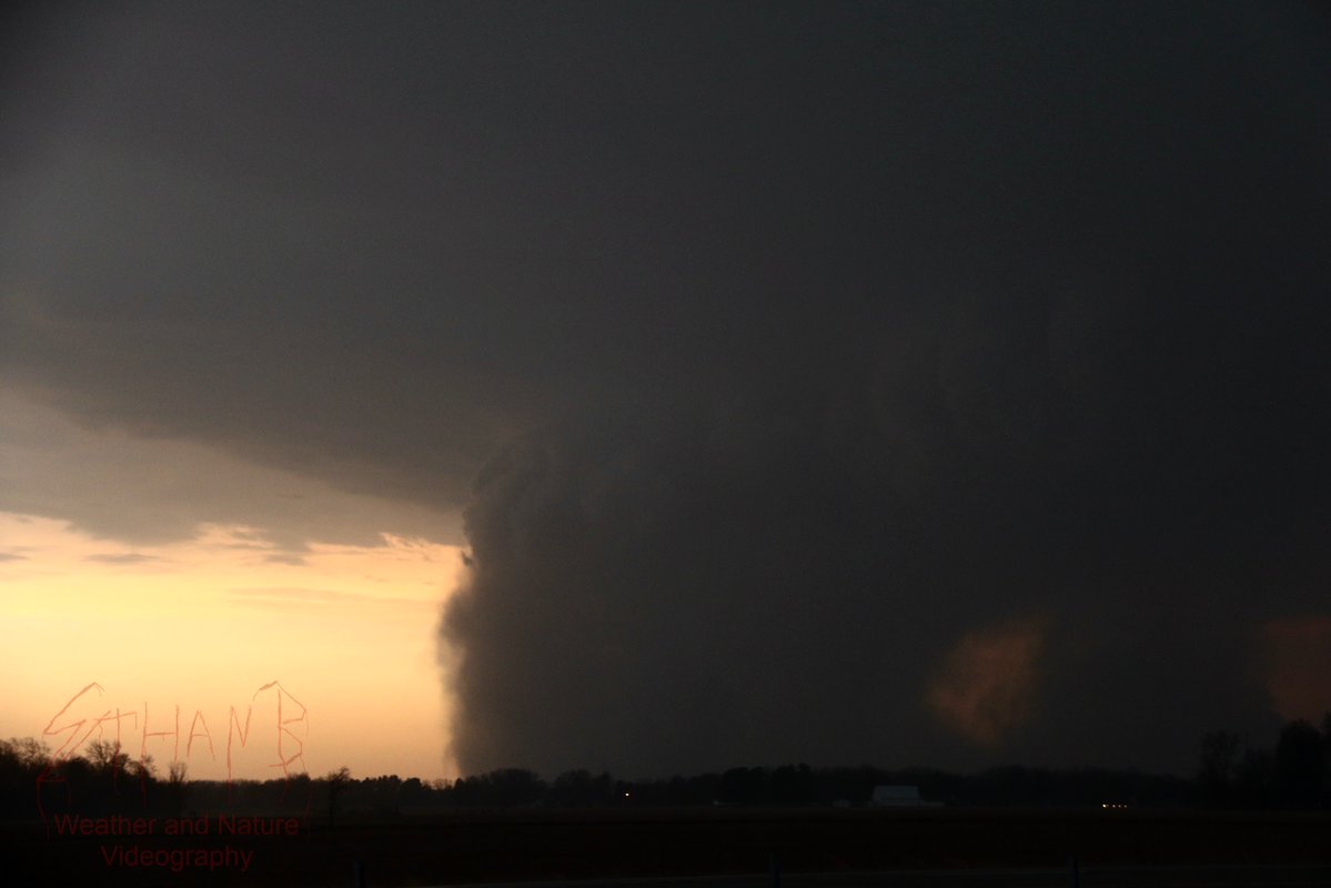 EthanB86419472's tweet image. One week ago today, I chased this menacing tornado-warned supercell as it moved through Tipton county, IN. My favorite storm and most intense chase so far in this active season! #inwx #indiana #wxtwitter #photography @CanonUSA